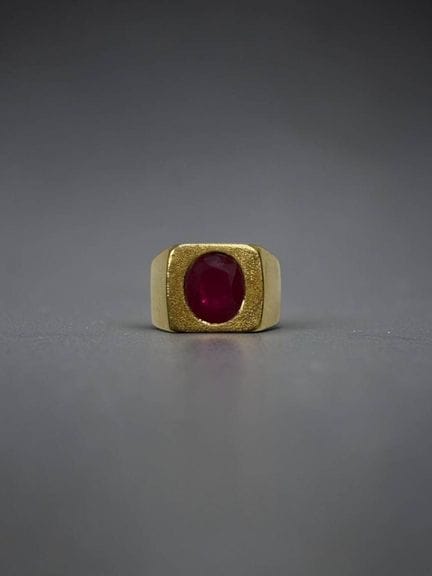 18K yellow gold (750/1000) signet ring featuring a