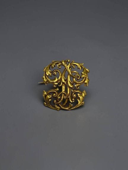 Spilla in oro giallo 18 carati (750/1000) a forma 