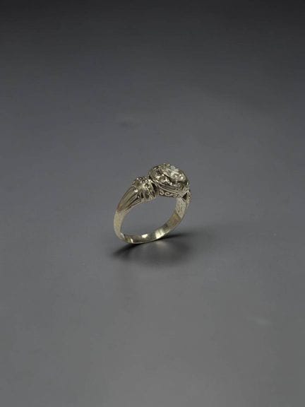 An 18K white gold (750/1000) ring featuring a mode