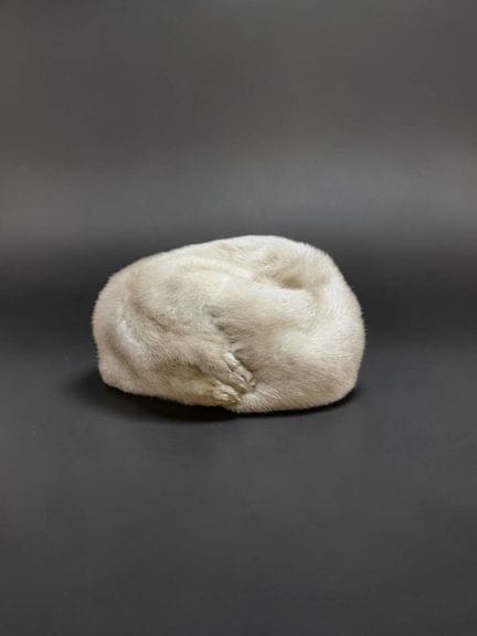 奶油色/米色毛皮的 Gavroche 形帽子，可能是貂皮。米色织物衬里。
头部尺寸：53 厘米。