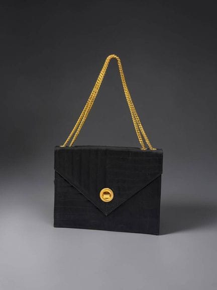 CHANEL
Borsa da sera in raso nero, con doppio mani
