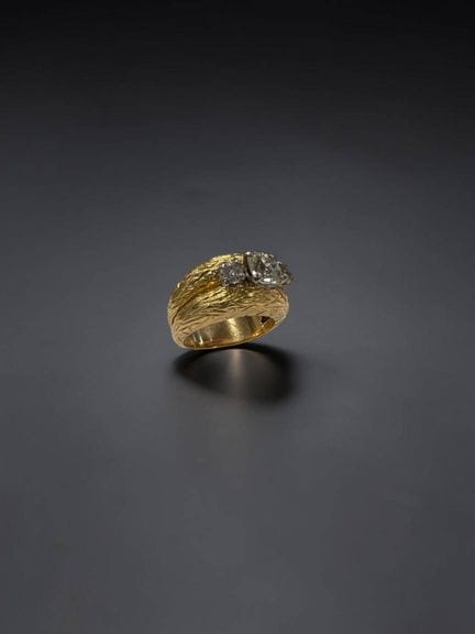 An 18K yellow gold ring (750/1000) featuring an an