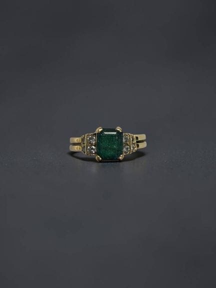 An 18K yellow gold ring (750/1000) set with a gree
