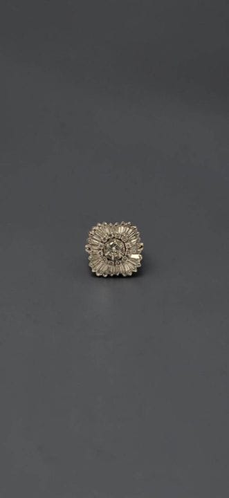 Anillo escalonado de oro blanco de 18 quilates (75