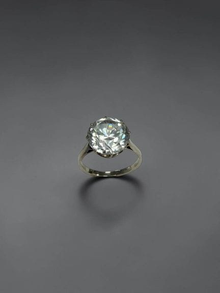18K white gold (750/1000) solitaire ring set with 