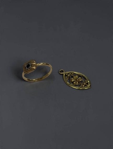 Set in oro giallo 18 carati (750/1000) e 9 carati 