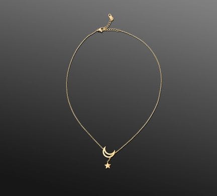 Collana in metallo dorato a maglia forçat, con chi