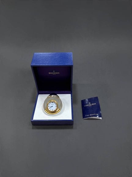 BOUCHERON París
Reloj de escritorio
Caja de metal 