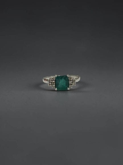 Silver ring (min. 800/1000) set with a green emera