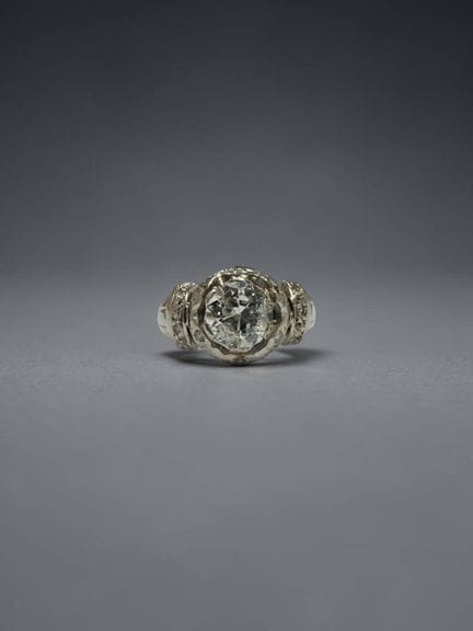An 18K white gold (750/1000) tiered ring featuring