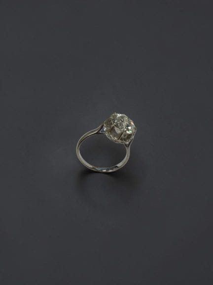 Anillo adornado con un diamante de talla antigua e