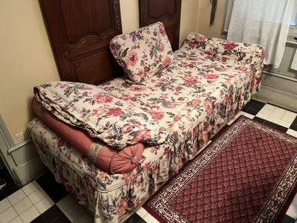 一套家具，包括一张双人沙发、一张书桌（配有一把现代风格的扶手椅）、 一张长凳、一把椅子、两个凳子、一