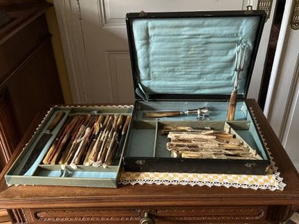 NECESSAIRE A COUTEAUX, lame en acier manche en cor