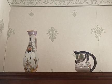 坎佩尔
-陶制水壶，饰有彩绘纹章图案，背景为貂皮斑纹和百合花纹。
-陶制错视花瓶，饰有彩绘图案。
现