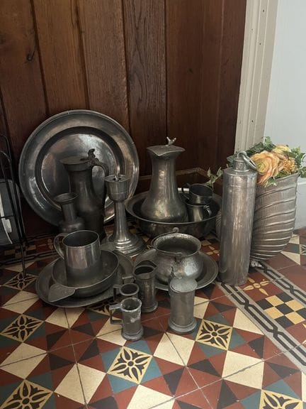 LOT DE MESURE en étain, verseuses, plats, bassine 