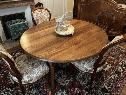 Ovaler Tisch aus Naturholz mit Klappplatte, der au