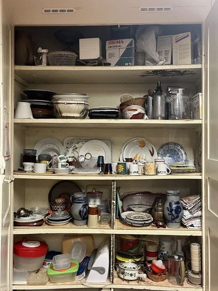 在厨房橱柜里：
一大批餐具，包括：
- 餐盘、餐碟、杯子，
- 家用电器（未测试），
- 布草，
-