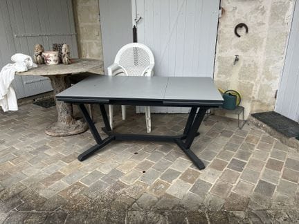 Ausziehbarer Gartentisch aus Glas und Metall. 
75 