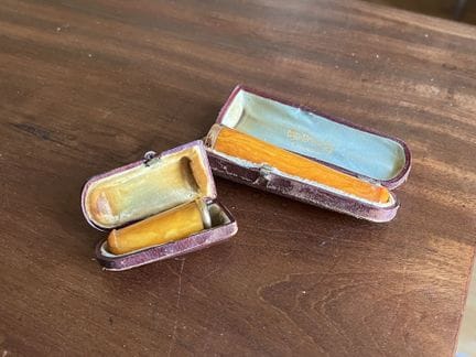 两个琥珀色和金色的“吸烟者”图案。