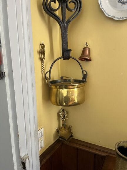 Ziergitter aus Schmiedeeisen, auf dem eine Messing