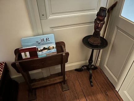 人形雕塑，旅行纪念品。
高：34 厘米。
现状。

附带：天然木制杂志架，呈槽形雕刻，由两只通过横档