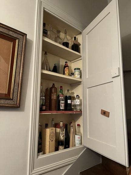 Im Schrank im Treppenhaus:
Eine Auswahl an Spiritu