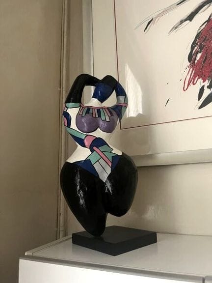 风格仿效妮基·德·圣法尔的树脂雕塑《女人》。
高：34 厘米。
现状。