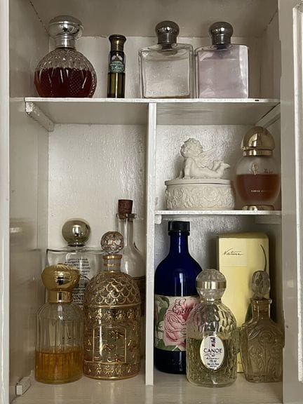 一套香水瓶，其中包括一瓶刻有姓名首字母的娇兰（GUERLAIN）香水瓶。
整体保持原样。