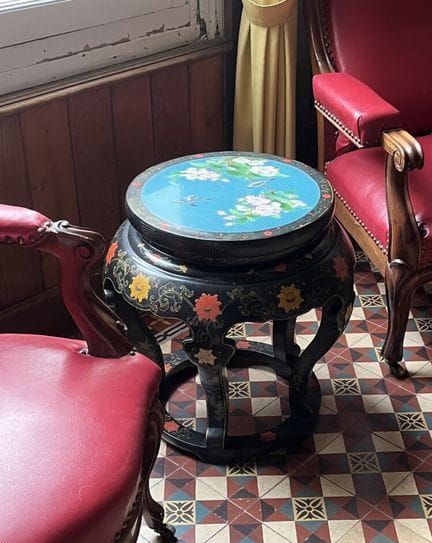 JAPON - XXe siècle
SELLETTE en bois laqué, reposan