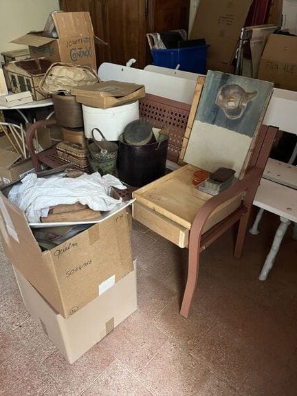 BANC en métal laqué rouge. 
Travail Moderne