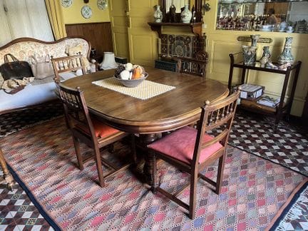 TABLE de salle à manger et six chaises
H. : 73 cm,
