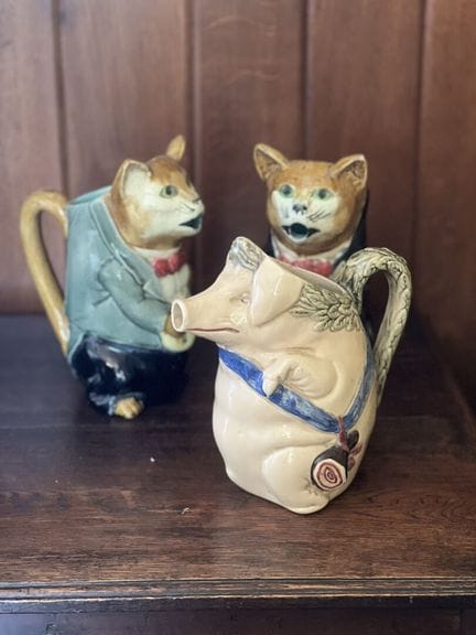 奥南（ONNAING）陶瓷厂
一套三只动物造型泥浆陶壶，约1900年，分别描绘了两只弹吉他的猫和一只