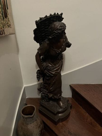 欧内斯特·兰库莱（1842-1918）
《采葡萄的女子》。
青铜雕塑，表面经奖章式做旧处理，底座处有