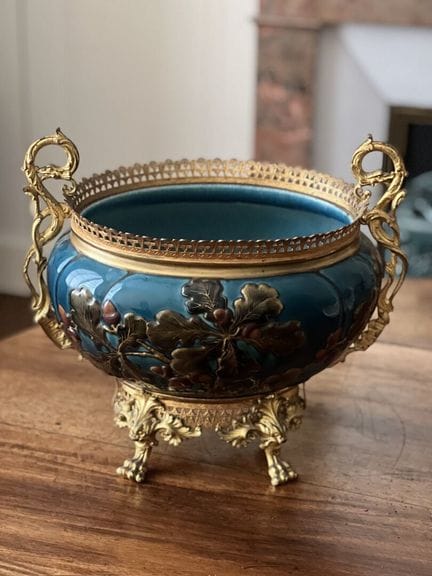 釉面陶制花盆，约1900年，蓝底饰有橡树枝纹样。
配以镀金青铜底座，底部有四个爪形支脚。