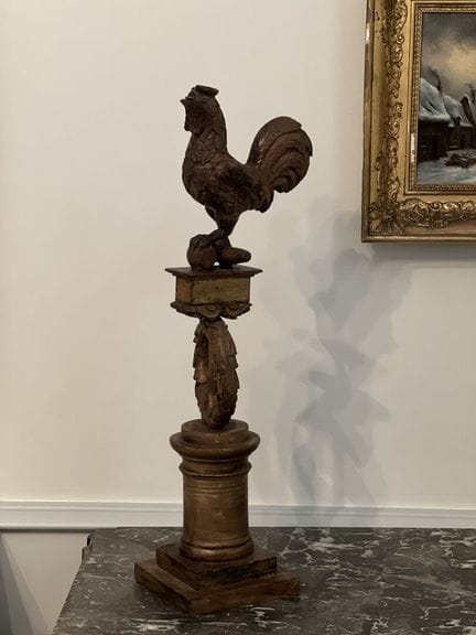 COQ en bois mouluré sculpté sur une couronne de la