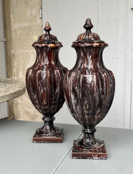 SARREGUEMINES
Paire de pots couverts en majolique 