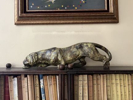 Jagdender Tiger aus emailliertem Ton
L. 53 cm
Im a