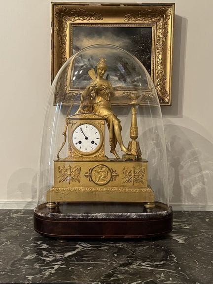 PENDULE en bronze ciselé et doré, d'époque Restaur
