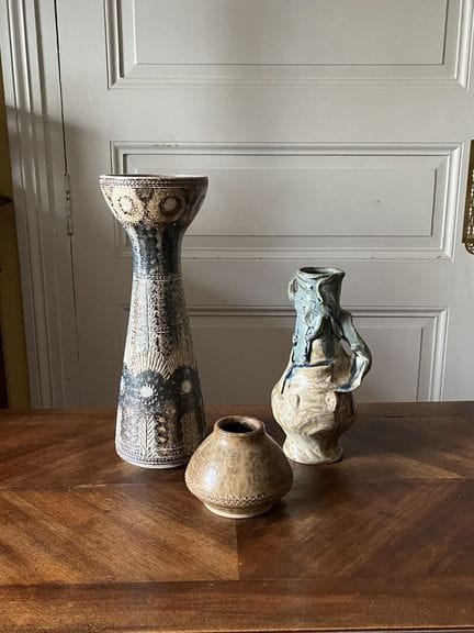 LOTE de tres piezas de cerámica contemporánea que 