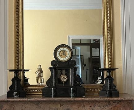 KAMINVERZIERUNG aus schwarzem und meergrünem Marmo