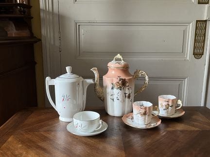 SERVICE A CAFE en porcelaine de forme côtelée, à d