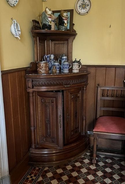 MUEBLE DE ESQUINA de madera tallada y moldurada, c