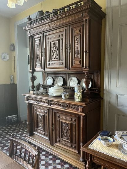 VAISSELIER à deux corps en bois naturel sculpté, d