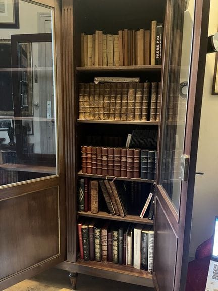 Nella parte destra della libreria a vetrina sul pi