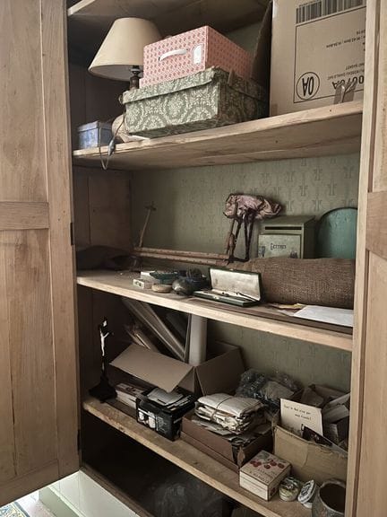 走廊右侧壁橱内：
一套摆件，包括：
-小型打字机及带椅子的洋娃娃桌，
-1914-1918年及193