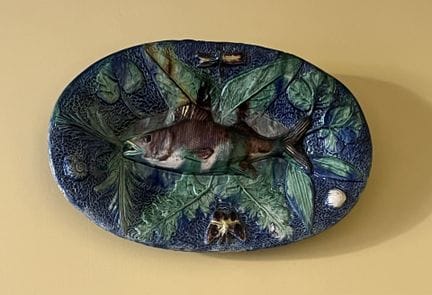 伯纳德·帕利西风格
泥浆釉盘，饰有浮雕鱼与海藻图案。
39.5 × 26.5 厘米
原貌。