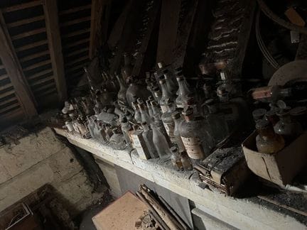 GROSSE PARTIE an Apothekenfläschchen.
Im Ist-Zusta
