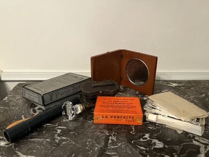 Dans la commode, tiroir supérieur de droite:
LOT c
