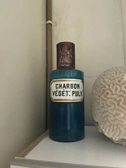 Blau getönte Apothekenflasche aus Glas mit der Auf