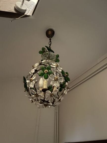 金属与玻璃编织式吊灯，约1900年，饰有花卉图案，花瓣呈刻面水滴状，部分呈绿色。
高：50厘米
现状